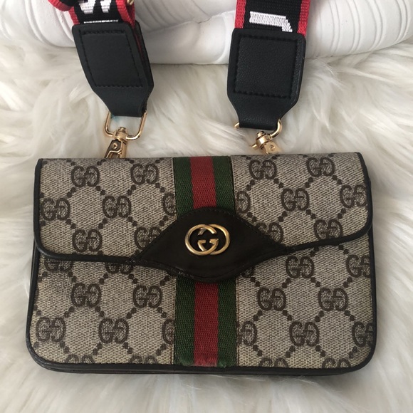 SOLD-Vintage Gucci cross body - Picture 12 of 12